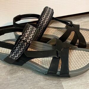 Ladies Sandals Baretraps NEW size 9.5M Black Gray